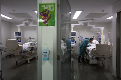 Varios box de la UCI del hospital de Sant Pau de Barcelona, en 2022.