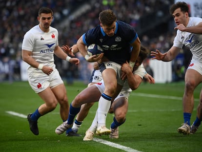 Huw Jones, de Escocia, con el balón durante el partido del Seis Naciones contra Francia, en Saint-Denis este domingo.