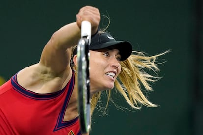 Badosa sirve durante el partido de Indian Wells contra Kerber.