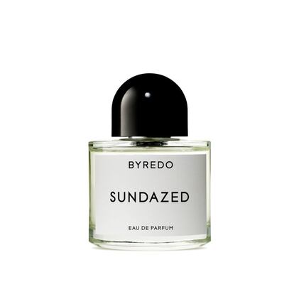 Es una fragancia de verano. El eau de parfum Sundazed de Byredo contiene un aroma cítrico que evoca los días de verano bajo el sol, la playa, la piel bronceada, la vida al aire libre... El nombre de esta fragancia se refiere a esa sensación de euforia causada por esos momentos únicos y efímeros, de calor, brisa marina y puestas de sol. El perfume contiene notas de cabeza de mandarina y limón californiano, pasando por un atrevido corazón de nerolí y jazmín árabe. En la base lleva algodón de azúcar y almizcle. Precio: 120 euros.