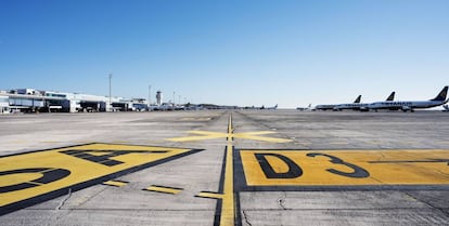 Aeropuerto de Tenerife Sur con aviones de Ryanair al fondo.