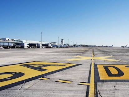 Aeropuerto de Tenerife Sur con aviones de Ryanair al fondo.