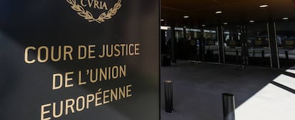 Cartel en la entrada del Tribunal de Justicia de la Unión Europea en Luxemburgo.