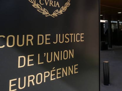 Cartel en la entrada del Tribunal de Justicia de la Unión Europea en Luxemburgo.