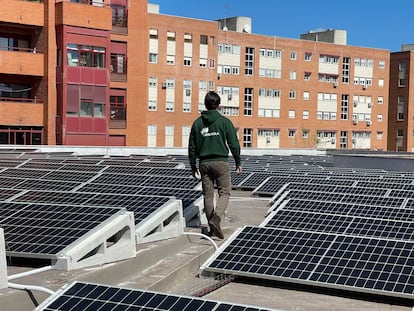 Instalación de autoconsumo de Iberdrola sobre la cubierta de un edificio.