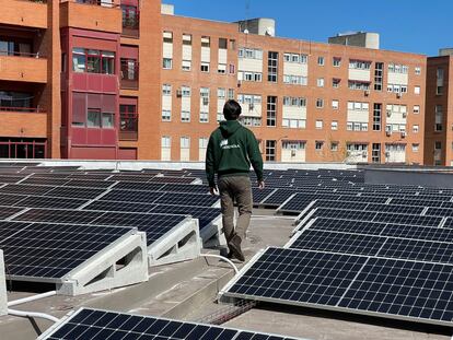 Instalación de autoconsumo de Iberdrola sobre la cubierta de un edificio.