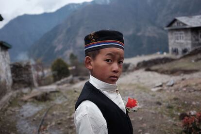 Un escolar vestido con el traje tradicional nepalí en la ciudad de Lukla, Nepal.