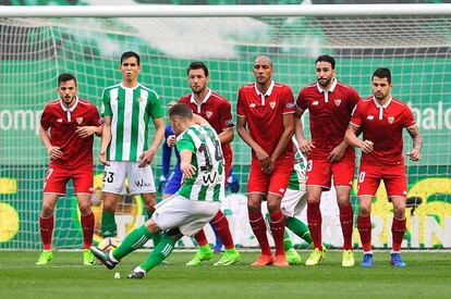 Riza Durmisi, marca de falta el primer gol del partido.