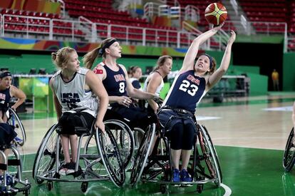 Entrenamiento de baloncesto en silla de ruedas, en la Arena Olímpica.  