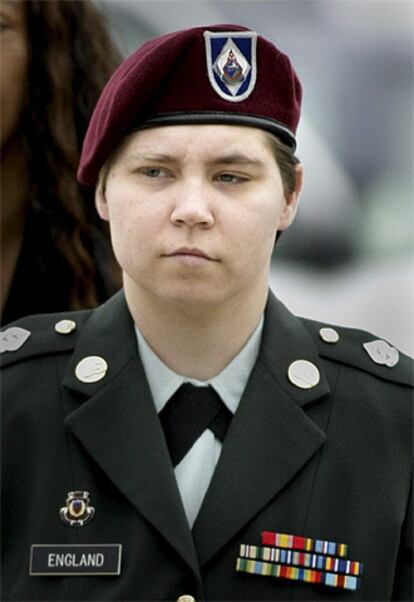 La soldado de EE UU Lynndie England llega a un tribunal militar para asistir a su juicio en Fort Hood, Texas.