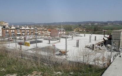 Obras de construcci&oacute;n de pisos sociales de la Serra de Sanfern de Vic, Barcelona.