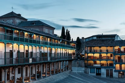 A menos de 30 kilómetros de Aranjuez se encuentra Chinchón, otro histórico enclave rodeado de viñedos y olivos. Su emblemática Plaza Mayor es parada obligatoria.