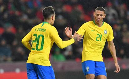 Firmino comemora com Richarlison o primeiro gol da seleção.