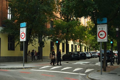 Entrada a la zona de especial protección ambiental en la calle de Santa Cruz de Marcenado, en Madrid.