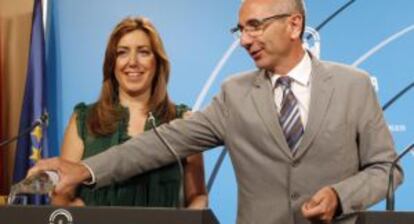 La consejera de la Presidencia andaluza, Susana Díaz, y el portavoz del Gobierno, Miguel Ángel Vázquez, tras el Consejo de Gobierno.