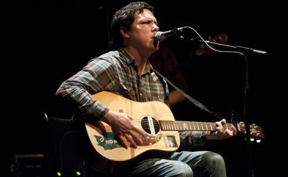 Damien Jurado, en un momento de su actuaci&oacute;n en el Teatre Zorrilla.