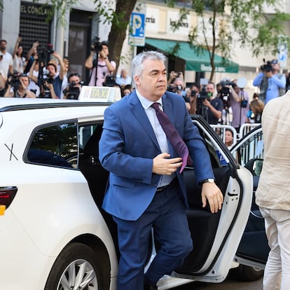 El exsecretario de Organización del PSOE, Santos Cerdán, a su llegada a declarar en el Tribunal Supremo, a 30 de junio de 2025, en Madrid (España). El Tribunal Supremo (TS) ha citado a declarar a Santos Cerdán por presuntos delitos de organización criminal y cohecho. Cerdán está siendo investigado dada su conexión inescindible con los hechos referidos al exministro de Transportes José Luis Ábalos.
30 JUNIO 2025;SANTOS CERDÁN;TRIBUNAL SUPREMO;CASO KOLDO
Jesús Hellín / Europa Press
30/06/2025