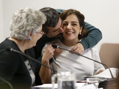 Mayer, de blanco, arropada por sus compañeros en la comisión de Cultura de esta semana.