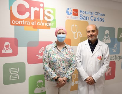 Patricia Riveira y el doctor Alberto Ocaña en la Unidad de Terapias Experimentales del Hospital Clínico San Carlos de Madrid, este martes, en una imagen cedida por la Fundación CRIS Contra el Cáncer.