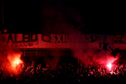 Aficionados de Colo Colo este jueves en un partido de la Copa Libertadores contra Fortaleza, en el estadio Monumental David Arellano, en Santiago.