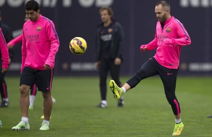 Luis Su&aacute;rez e Iniesta en el entrenamiento del Barcelona