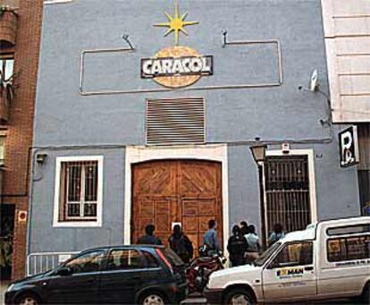 Aspecto de la fachada de la sala Caracol tras el cierre ordenado por el Ayuntamiento de Madrid.