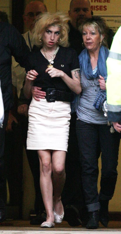 Una desmejorada Amy Winehouse sale de los juzgados de Londres en 2007, a los que acudió acusada de posesión de cannabis en Noruega donde fue detenida y multada unos meses antes.