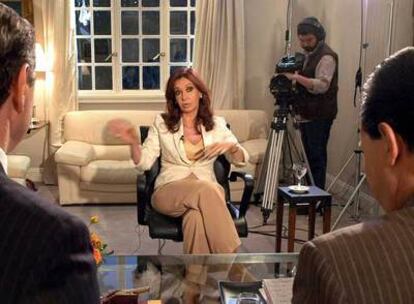 La candidata Cristina Fernández de Kirchner habla con periodistas el pasado miércoles