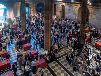 Decenas de invitados a uno de los actos de la Lonja de Cereales de Barcelona.