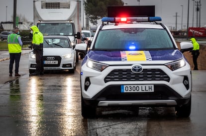 Un control policial durante uno de los cierres perimetrales que se han llevado a cabo en el área metropolitana de València.