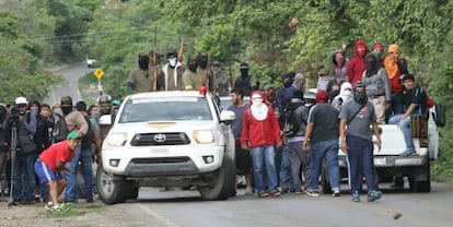 Policías comunitarios a las puertas de Tixtla (Guerrero).