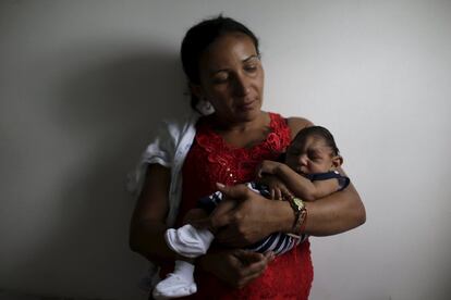 Francileide de Lima Ferreira, de 30 años, posa con Rafael, de 3 meses, quie es su quinto niño, y nacido con microcefalia, en el hospital Pedro I hospital en Campina Grande, Brasil.