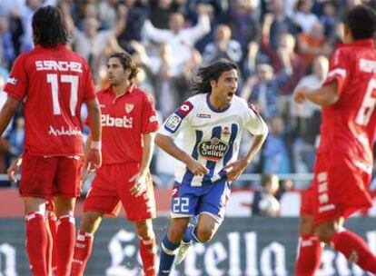 Juan Rodríguez celebra el gol ante defensas sevillistas.