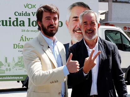 El candidato de Vox a las elecciones gallegas, Álvaro Díaz Mella (a la derecha), en la campaña electoral de las elecciones municipales, el pasado mayo en Vigo, junto al vicepresidente de la Junta de Castilla y León, Juan García Gallardo.