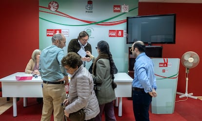 Afiliados del PSOE en Sevilla, el sábado durante la consulta a la militancia socialista.