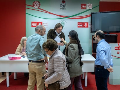 Afiliados del PSOE en Sevilla, el sábado durante la consulta a la militancia socialista.