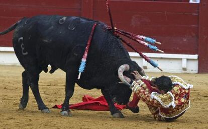 El diestro José María Manzanares sufrió un revolcón sin consecuencias en el primero de su lote