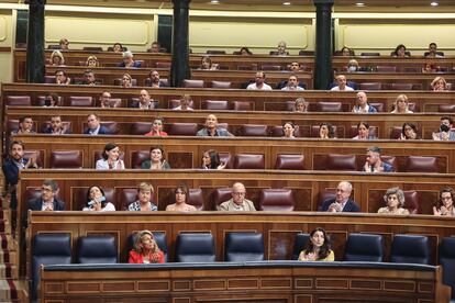 Los diputados del PSOE aplauden tras conocer el resultado de la votación.