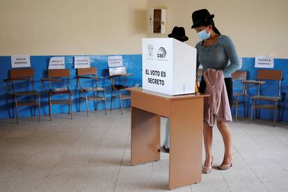 Una mujer indígena vota durante la segunda vuelta de las elecciones presidenciales, en un colegio electoral de la escuela de la provincia de Cotopaxi, en Pujili, Ecuador.