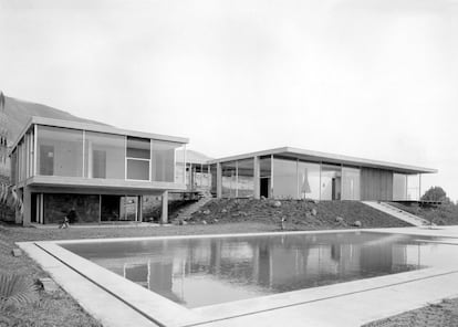 La Casa Chávez, llena de espacios traslúcidos, adorna el paisaje de Lima (Perú) desde finales de los cincuenta. El arquitecto, Miguel Rodrigo Mazuré, intentó exitosamente incorporar la naturaleza árida en su obra, como lo muestra esta imagen.