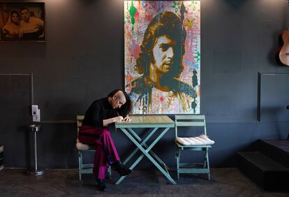 Rosario La Tremendita, escribe una de sus canciones en un bar flamenco del barrio de Triana, en Sevilla.