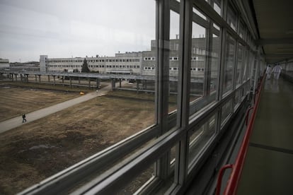 Vista a partir do interior de um dos corredores da central nuclear de Ignalina. Darius Degutis, um conselheiro de energia nuclear no Ministério dos Negócios Estrangeiros da Lituânia, enumera a gravidade da construção da fábrica de Astravets: não há estudo de impacto ambiental, é uma área com risco de atividade sísmica e existem 1,3 milhão de pessoas vivendo dentro do perímetro de segurança de 100 quilômetros. "É a primeira usina nuclear construída tão perto de uma cidade depois do desastre de Fukushima em 2011", diz.