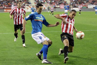 Molina y Aduriz luchan por el balón