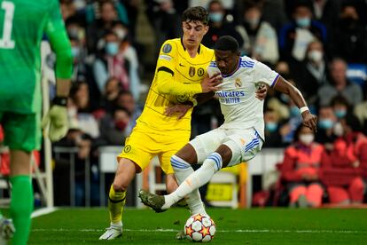 Alaba pugna por un balón con Havertz durante el Madrid-Chelsea de cuartos de Champions.