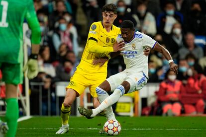 Alaba pugna por un balón con Havertz durante el Madrid-Chelsea de cuartos de Champions.