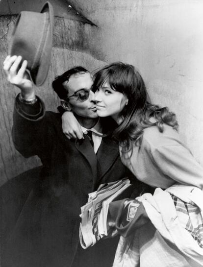 El director de cine fraco-suizo Jean-Luc Godard y su musa la actriz Anna Karina, en una imagen en París. El director fue el encargado de convertir a Karina en "la princesa de la Nouvelle Vague".