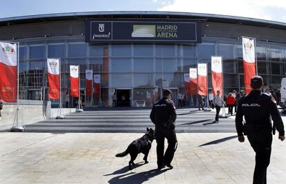 Efectivos de la polic&iacute;a en los exteriores del recinto Madrid Arena, una de las instalaciones propuestas por Madrid para los Juegos de 2020, donde se disputar&iacute;a la prueba de balonmano. El mi&eacute;rcoles ha sido visitado por los miembros de la Comisi&oacute;n de Evaluaci&oacute;n del Comit&eacute; Ol&iacute;mpico Internacional.