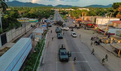 Elementos del ejército mexicano acuden a uno de los lugares donde se presentaron enfrentamientos con grupos del crimen organizado en Culiacán (Sinaloa), el 29 de agosto.