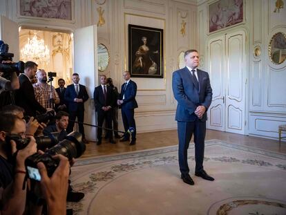 El candidato de Dirección-Socialdemócrata Eslovaca, Robert Fico, espera este lunes para ser recibido en el palacio presidencial en Bratislava después de vencer en las elecciones del 30 de septiembre.