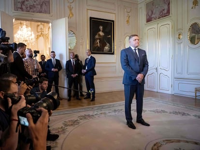 El candidato de Dirección-Socialdemócrata Eslovaca, Robert Fico, espera este lunes para ser recibido en el palacio presidencial en Bratislava después de vencer en las elecciones del 30 de septiembre.